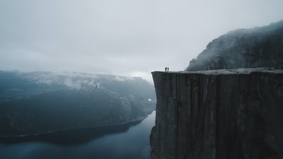 两个人白天站在悬崖边上